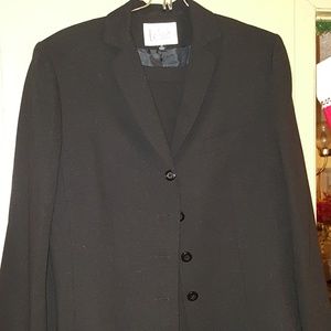 Skirt suit